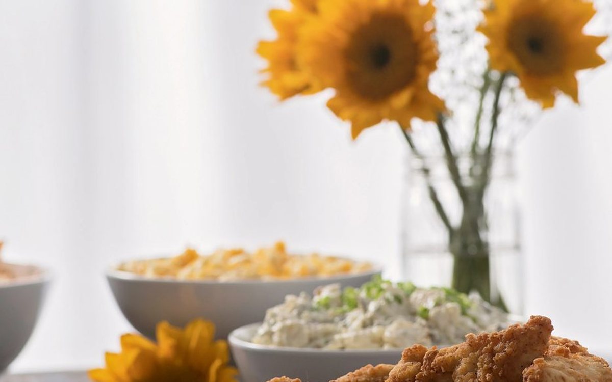 Crispy chicken tenders with dipping sauce and chips